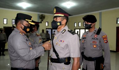 Kapolres-Flotim-Pimpin-Sertijab-Kabag-SDM-dan-Kapolsek-Adonara-Barat