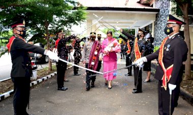 Penuh-Haru,-Tradisi-Pedang-Pora-Warnai-Pelepasan-AKBP-I-Gusti-Putu-Suka-Arsa