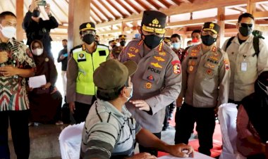 Gelar-Vaksinasi-di-Candi-Borobudur,-Kapolri:-Percepatan-di-Tempat-Wisata-yang-Interaksi-Tinggi