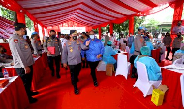 Tinjau-Vaksinasi-Booster,-Kapolri:-Buruh-Harus-Dalam-Kondisi-Optimal-dan-Sehat-Hadapi-Omicron