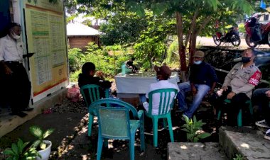 Jaga-Sikon-Kondusif,-Bhabinkamtibmas-Aipda-Wayan-Sambangi-Kantor-Desa-Mudakeputu