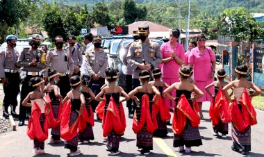 Atraksi-Anak-TKK-Sambut-Kedatangan-Rombongan-Kapolres-Flotim-di-Wulanggitang