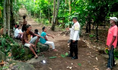 Kunjungi-Warganya-Saat-Kerja-Bakti,-Bripka-Semarno-Sampaikan-Himbauan-Kamtibmas