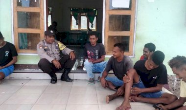 Sambang-dan-Patroli-Dialogis-Desa-Binaannya,-Bhabinkamtibmas-Sambangi-Ketua-RW