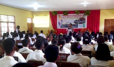 Berikan-Edukasi,-Sat-Binmas-Polres-Flotim-Sosialisasi-Kamtibmas-dan-UU-ITE-di-SMK-Lamaholot