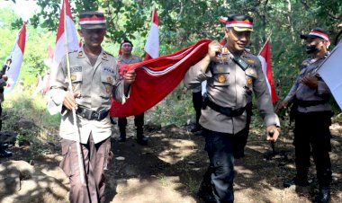 Kibar-Bendera-Raksasa,-Polres-Flotim-Naik-Ke-Gunung-Ile-Mandiri