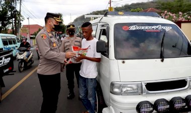 Aksi-Peduli-Kapolres-Flotim-Bagikan-Sembako-Kepada-Sopir-Angkot-Pasca-Kenaikan-BBM