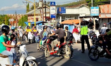 Wujudkan-Pelayanan-Prima,-Sat-Lantas-Polres-Flotim-Rutin-Gatur-Lalin