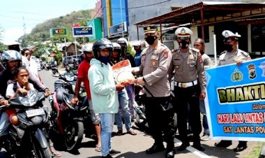 Sambut-HUT-Lantas-ke-67,-Satlantas-Polres-Flotim-Bagikan-Sembako-ke-Pengemudi-Ojek