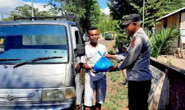 Peduli-Dampak-Kenaikan-BBM,-Polsek-Titehena-Berikan-Bansos-ke-Sopir-Angkutan