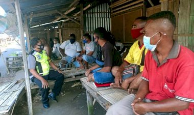 Tarik-Arisan,-Bhabinkamtibmas-Bripka-Agus-Fay-Bersama-Komunitas-Ojek-Hololima