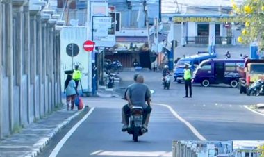 Cegah-Kemacetan,-Sat-Lantas-Polres-Flotim-Rutin-Gatur-Lalin-di-Pagi-Harinya