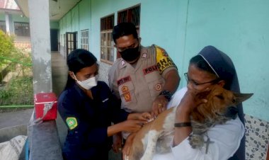 Antisiapasi-Rabies,-Bhabinkamtibmas-Dampingi-Petugas-Lakukan-Vaksin-Rabies