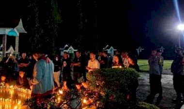 Alumnus-Mahasiswa/Mahasiswi-Malang--Flores-Timur-Bersama-Polres-Gelar-Aksi-Seribu-Lilin-Kenang-Tragedi-Kanjuruhan