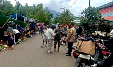 Jamin-Tetap-Kondusif,-Bhabinkamtibmas-Agustinus-Fay-Rutin-Patroli-Pasar