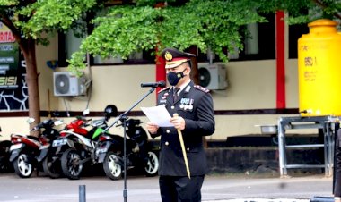 Kapolres-Flotim-Pimpin-Upacara-Peringatan-Hari-Pahlawan