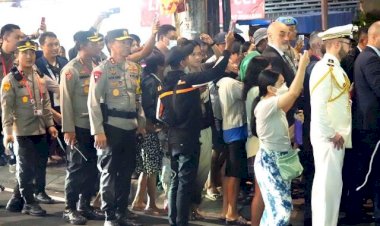 Kapolda-Bali-Terjun-Langsung-Kawal-Pengamanan-Presiden-Prancis-yang-Jalan-Kaki-2-Kilometer