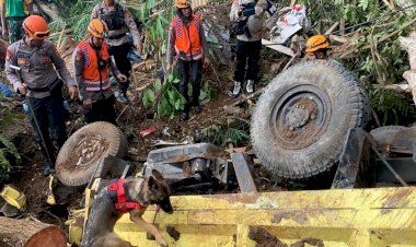 Satu-Anjing-Pelacak-Temukan-Titik-Diduga-Korban-Tertimbun-Longsor-Cianjur