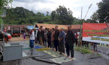 Polri-Gelar-Salat-Jumat-dan-Salat-Gaib-Berjamaah-di-Lokasi-Gempa-Cianjur