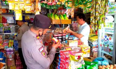 Operasi-Pekat,-Polres-Flotim-Lakukan-Razia-Barang-Kadaluarsa