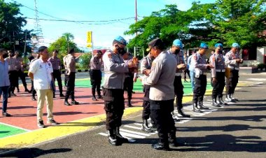 Wakapolres-Flotim-Sidak-Sikap-Tampang-dan-Kelengkapan-Personelnya