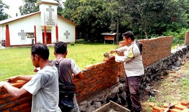 Turut-Ambil-Bagian,-Bripka-Semarno-Bantu-Warga-Bangun-Pagar-Kapela