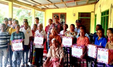 Terus-Peduli-Warganya,-Kapolres-Flotim-AKBP-I-Gede-Ngurah-Joni-Kunjungi-dan-Berikan-Bantuan-Masyarakat-Ritaebang