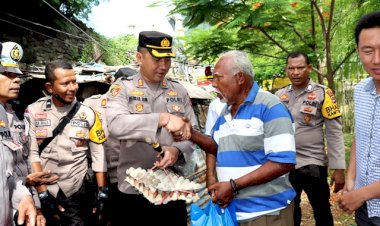 Sambut-Natal,-Polres-Flotim-Berbagi-Kasih-Dengan-Warga-Kurang-Mampu