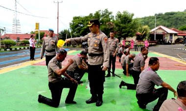 Siram-Bunga,-Kapolres-Flotim-saat-Korps-Raport-Kenaikan-Pangkat-Perwira-dan-Brigadir