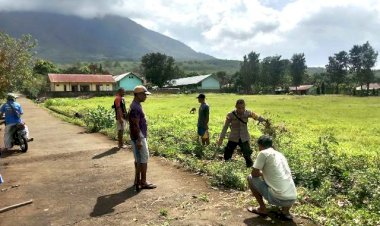Bantu-Bersihkan-Jalan-Masuk-Desa,-Bripka-Ijan-Himbau-Warganya-tetap-Waspada-Cuaca-Saat-Ini
