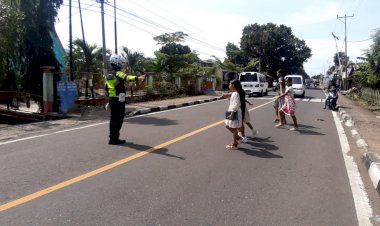 Rutinitas-Satuan-Lalu-lintas-Polres-Flotim-Laksanakan-Giat-Gatur-Lalin-Dan-Pengamanan-Ibadah-Mingguan