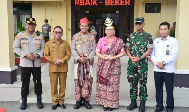 Kunjungan-Kerja-di-Polres-Kupang,-Kapolda-NTT-dan-Ketua-Bhayangkari-Daerah-dikenakan-Pakaian-Adat-Khas-Amarasi