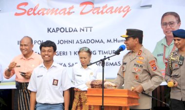 Safari-Kamtibmas-di-SMA-Negeri-1-Kupang-Timur,-Kapolda-NTT-beri-tantangan-untuk-para-siswa-yang-bisa-merangkum-dan-menceritraakan-kembali-dalam-bahasa-Inggris