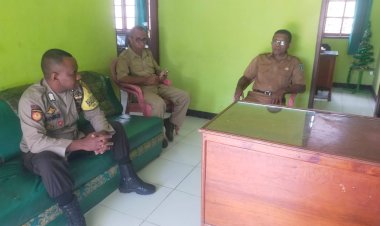 Sambang-Kantor-Kelurahan-Sarotari,-Bhabinkamtibmas-Ajak-Perangkat-Kelurahan-Bersama-sama-Menjaga-Kamtibmas