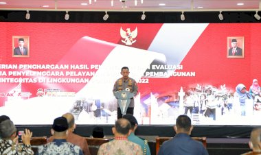 Terima-Penghargaan-dari-Pemerintah,-Kapolri-Komitmen-Terus-Tingkatkan-Layanan-Publik