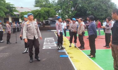 Kasi-Propam-Periksa--Sikap-Tampang-Anggota-Polres-Flotim