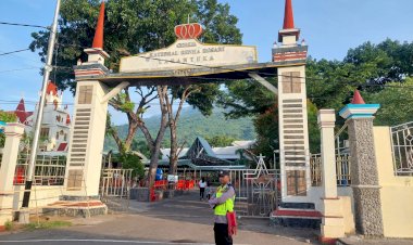 Pengamanan-Misa-Pemberkatan-minyak-Suci-Kamis-Putih-di-Gereja-Katedral-Reinha-Rosari-Larantuka