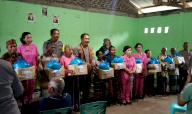 50-paket-Bansos-untuk-Warga-Lamanabi-dari--Kapolda-NTT-diserahkan-Kapolres-Flotim.