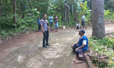 Bhabinkamtibmas-Bantu-Warga-Bersihkan-Jalan-Di-Desa-Lewat-dan-Sampaikan-Himbauan-Kamtibmas