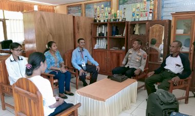 Jumat-Curhat,-Kapolsek-Adonara-Barat-Bersama-Guru-Sekolah-SMPN-1-Adonara-Barat