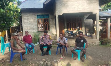 Laksanakan-Patroli-Sambang-Dan-Komunikasi,-Bhabinkamtibmas-Polsek-Adonara-Timur-Ajak-Warga-Jaga-Kamtibmas