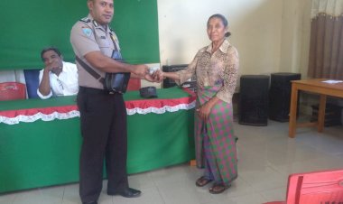 Bhabinkamtibmas-Polsek-Adonara-Pantau-Penyaluran-Pembagian-BLT