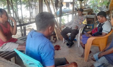 Wujudkan-Situasi-Kamtibmas-Yang-Kondusif,-Bhabinkamtibmas-Sambangi-Warga-Di-Wilayah-Binaannya