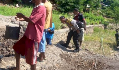 Giatkan-Kerja-Bakti,-Bhabinkamtibmas-Bersama-Warga-Membangun-Perbaikan-Jalan-Semenisasi