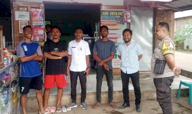 Rangkul-Pemuda-di-Desa-Binaannya,-Bhabinkamtibmas-Berikan-Pesan-Kamtibmas