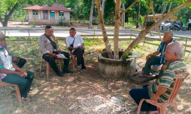 Bhabinkamtibmas-Melaksanakan-Kegiatan-Sambang-Dan-Silaturahmi-Kamtibmas-Kepada-Warga-Desa-Binaannya