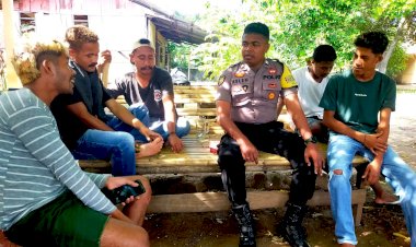 Bhabinkamtibmas-Desa-Waiwadan-Sampaikan-Himbauan-TPPO-kepada-Anak-Anak-Muda