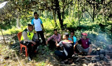 Bhabinkamtibmas-Desa-Hewa-Bripka-Semarno-Sambang-dan-penggalangan-sekaligus-memberikan-himbauan-terkait-TPPO