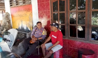 Bhabinkamtibmas-Gelar-Giat-Sambang-Dan-Komunikasi-Wujudkan-Kamtibmas-Yang-Kondusif-Di-Desa-Binaannya