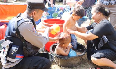 Polri-Salurkan-Bantuan-Air-Bersih-Atasi-Kekeringan-di-Grobogan